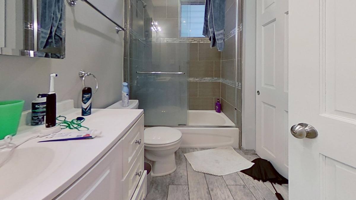 Apartment for rent at 916 W Roscoe St, Chicago, IL 60657