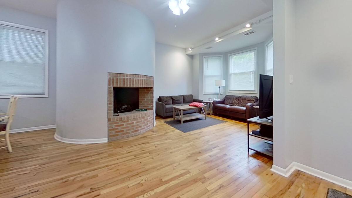 Apartment for rent at 916 W Roscoe St, Chicago, IL 60657