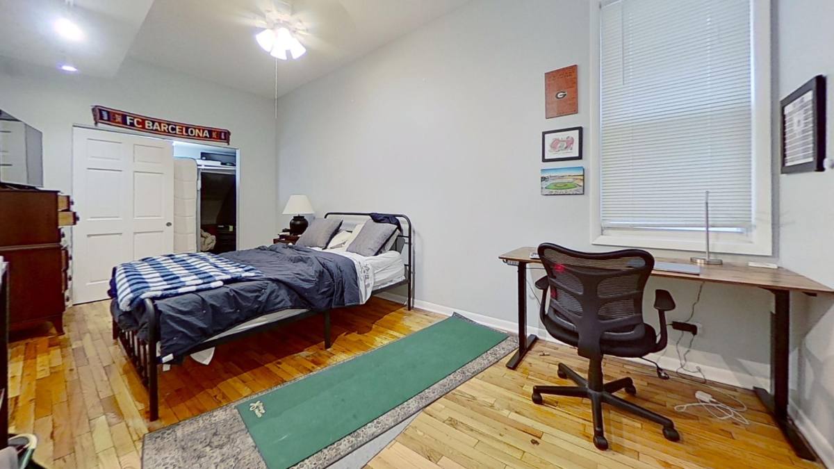 Apartment for rent at 916 W Roscoe St, Chicago, IL 60657