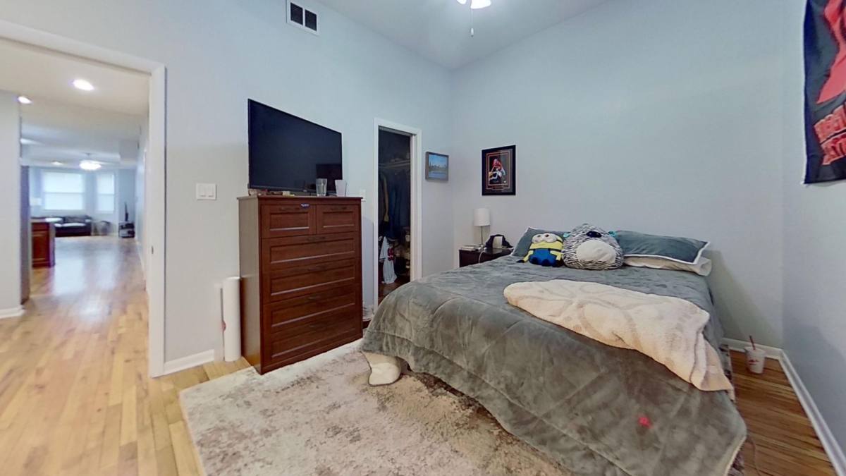 Apartment for rent at 916 W Roscoe St, Chicago, IL 60657