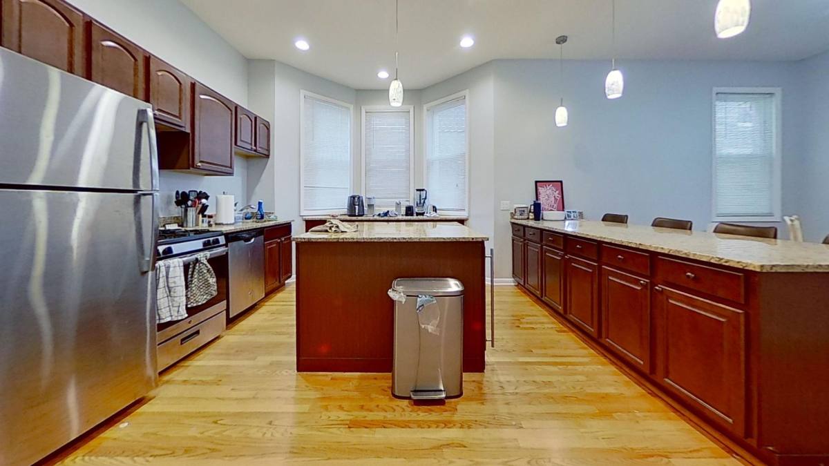 Apartment for rent at 916 W Roscoe St, Chicago, IL 60657