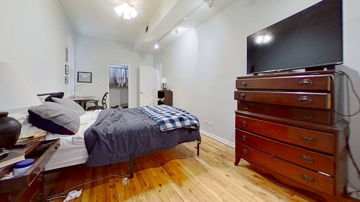 Apartment for rent at 916 W Roscoe St, Chicago, IL 60657