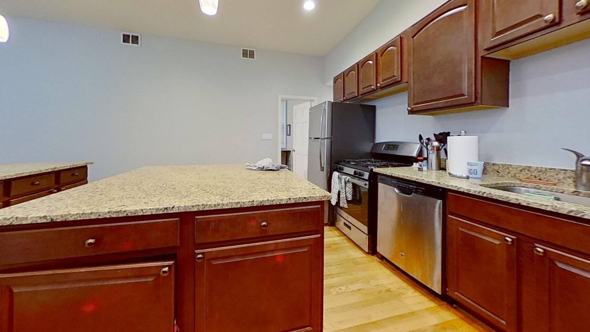 Apartment for rent at 916 W Roscoe St, Chicago, IL 60657