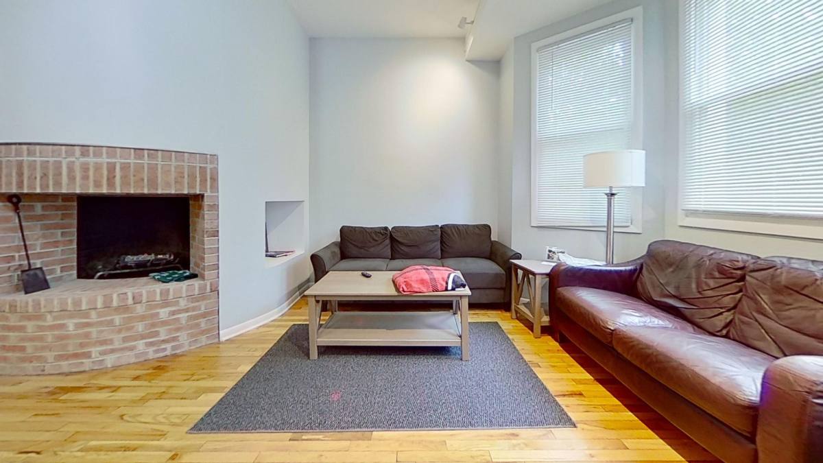 Apartment for rent at 916 W Roscoe St, Chicago, IL 60657