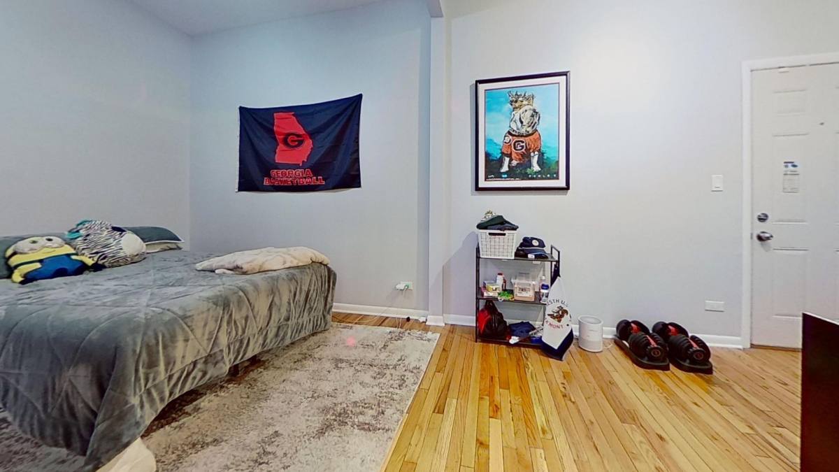 Apartment for rent at 916 W Roscoe St, Chicago, IL 60657