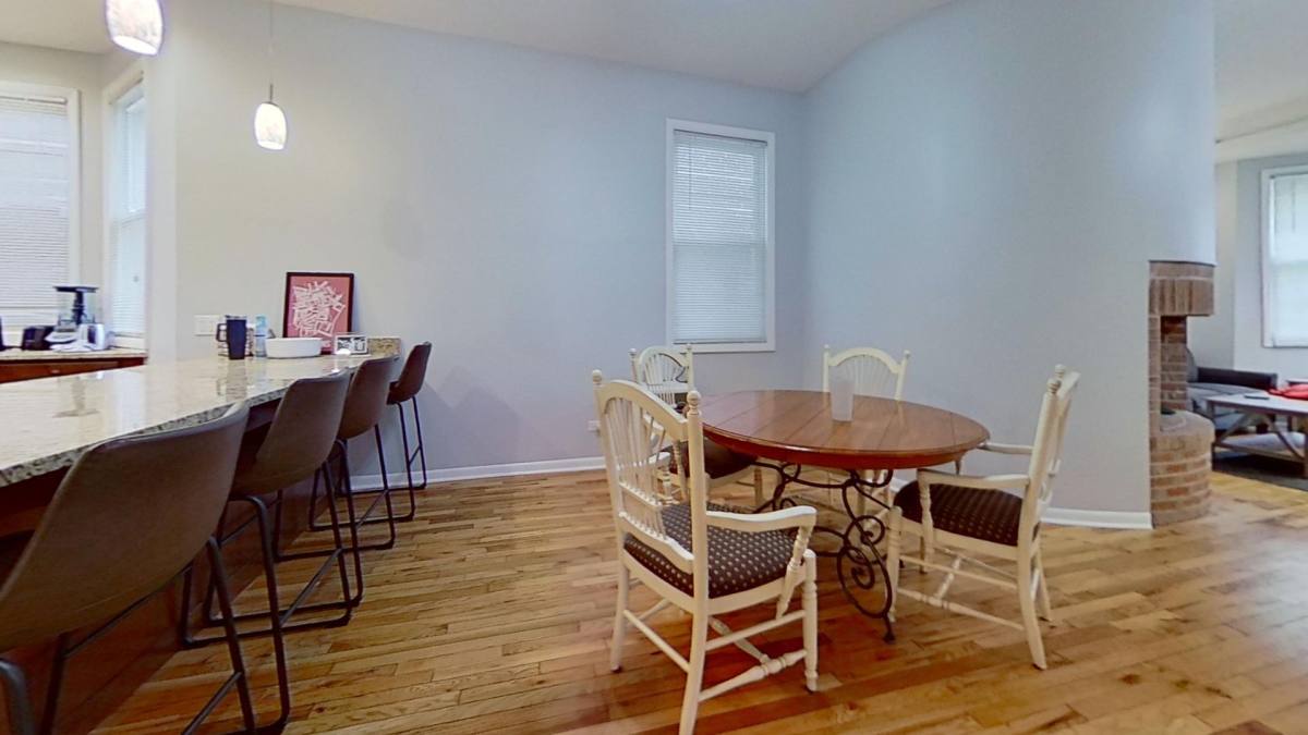 Apartment for rent at 916 W Roscoe St, Chicago, IL 60657