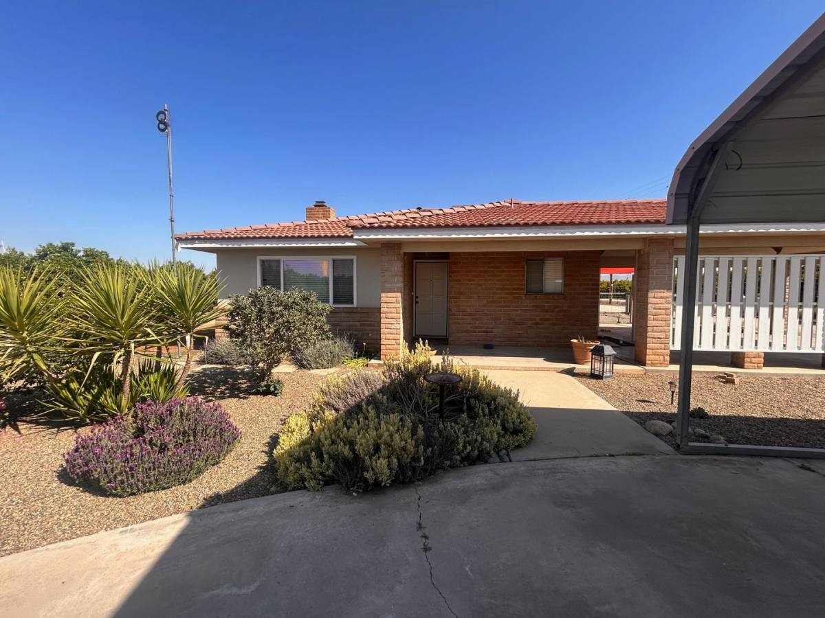 House for rent at 14196 Ave, Visalia, CA 93292