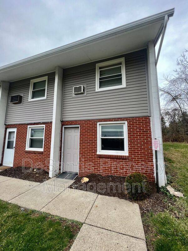 401 Moon Clinton Rd #15, Coraopolis, PA 15108