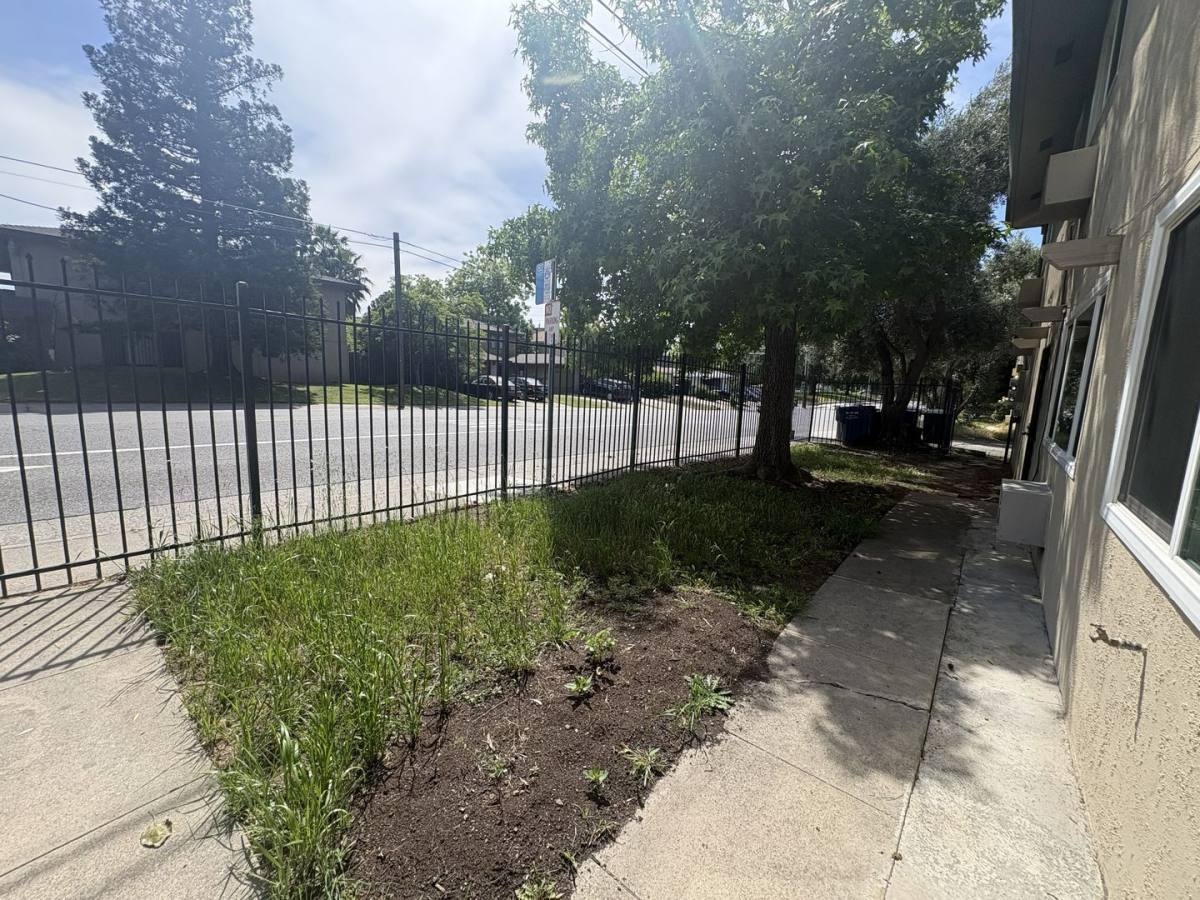 Apartment for rent at 901 Carro Dr, Sacramento, CA 95825