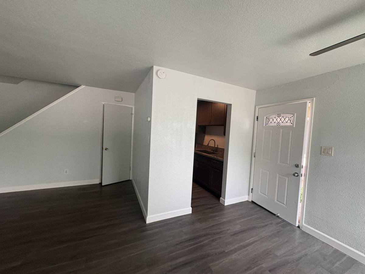 Apartment for rent at 901 Carro Dr, Sacramento, CA 95825