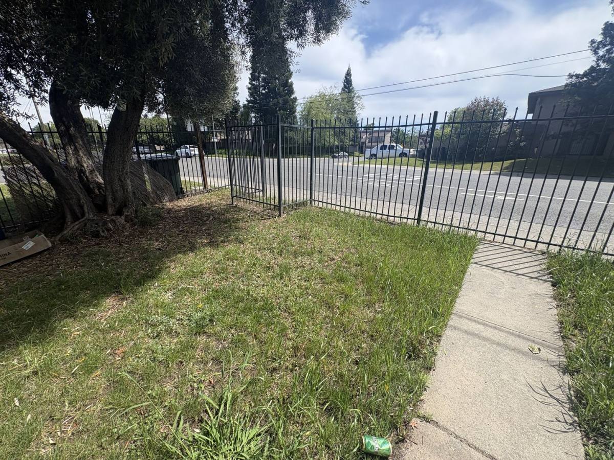 Apartment for rent at 901 Carro Dr, Sacramento, CA 95825