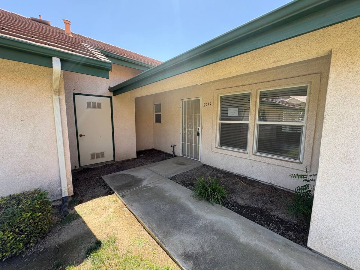 Apartment for rent at 2517-2523 W Oriole Ave, Visalia, CA 93291