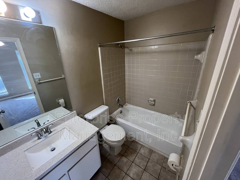 Apartment for rent at 3244 Southern Ave, Memphis, TN 38111