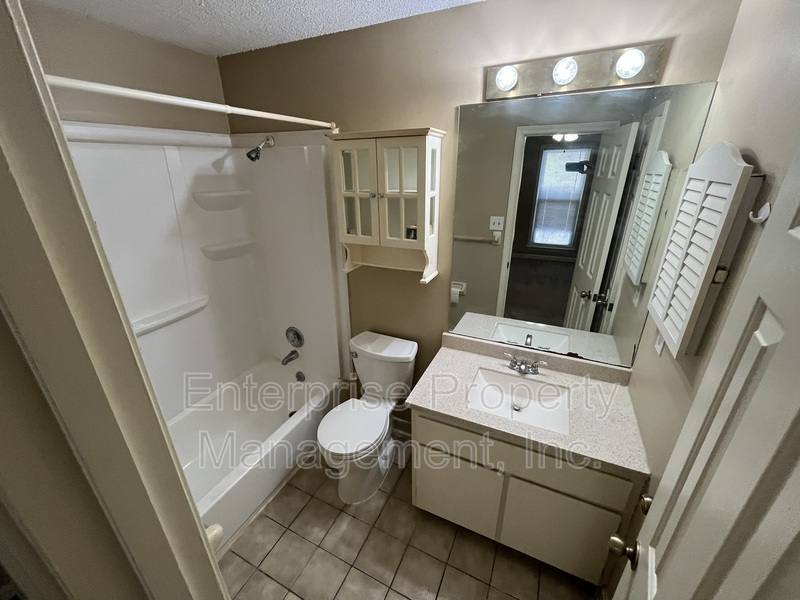 Apartment for rent at 3244 Southern Ave, Memphis, TN 38111