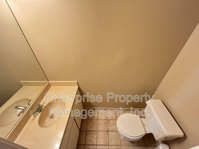 Apartment for rent at 3244 Southern Ave, Memphis, TN 38111