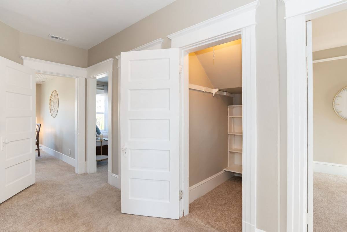 Apartment for rent at 822 6th Ave N, Seattle, WA 98109