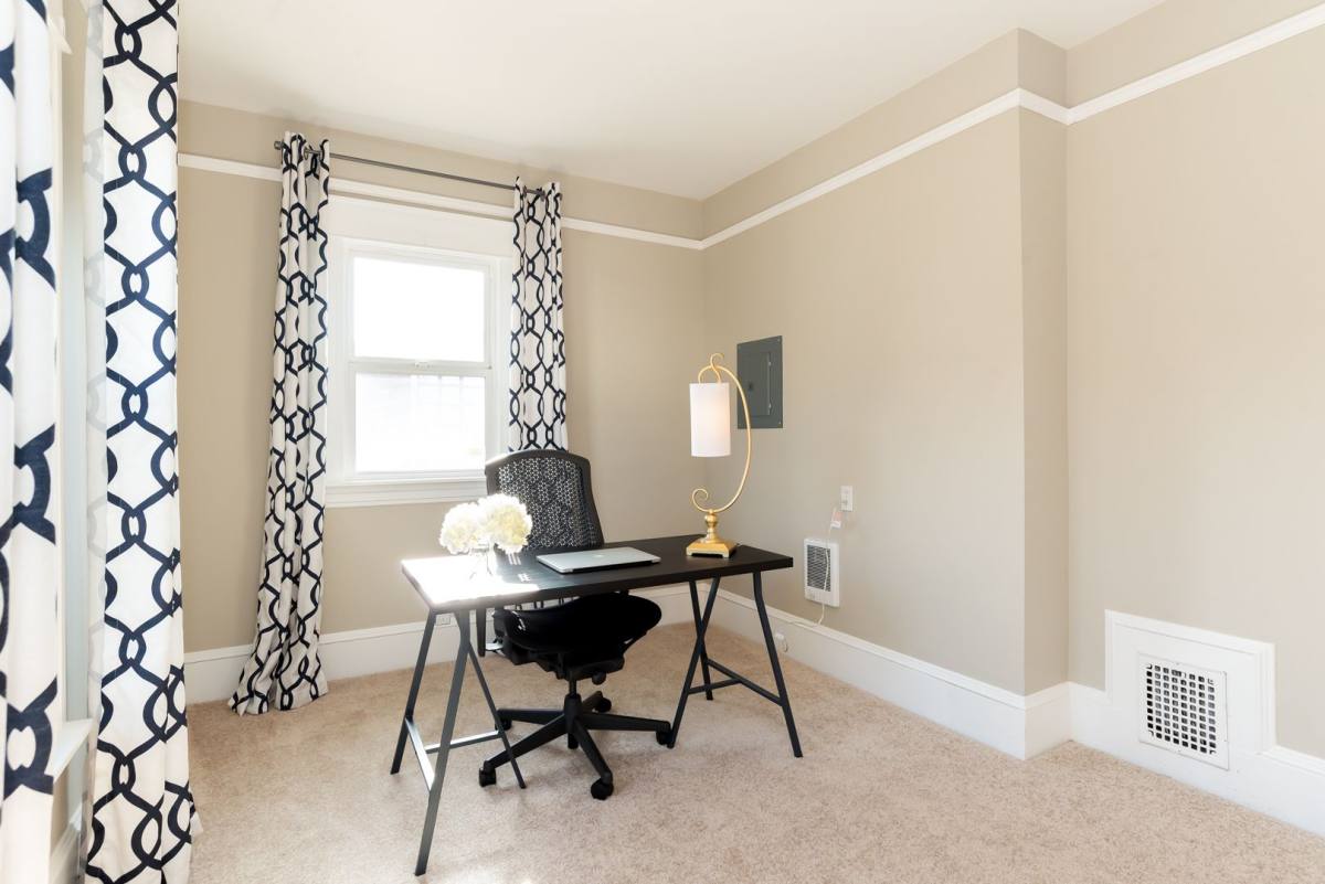 Apartment for rent at 822 6th Ave N, Seattle, WA 98109