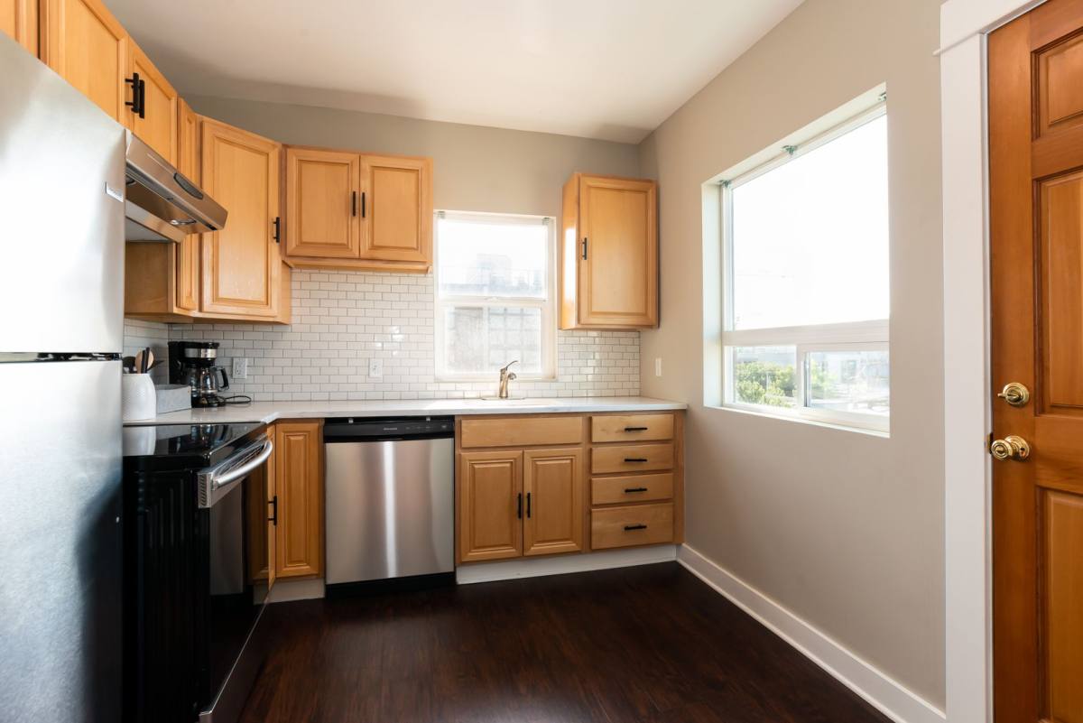 Apartment for rent at 822 6th Ave N, Seattle, WA 98109