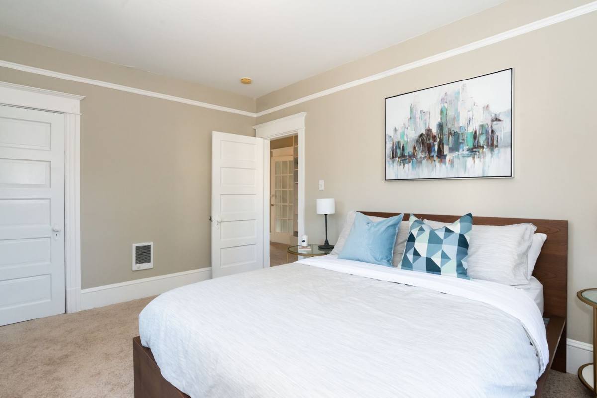 Apartment for rent at 822 6th Ave N, Seattle, WA 98109