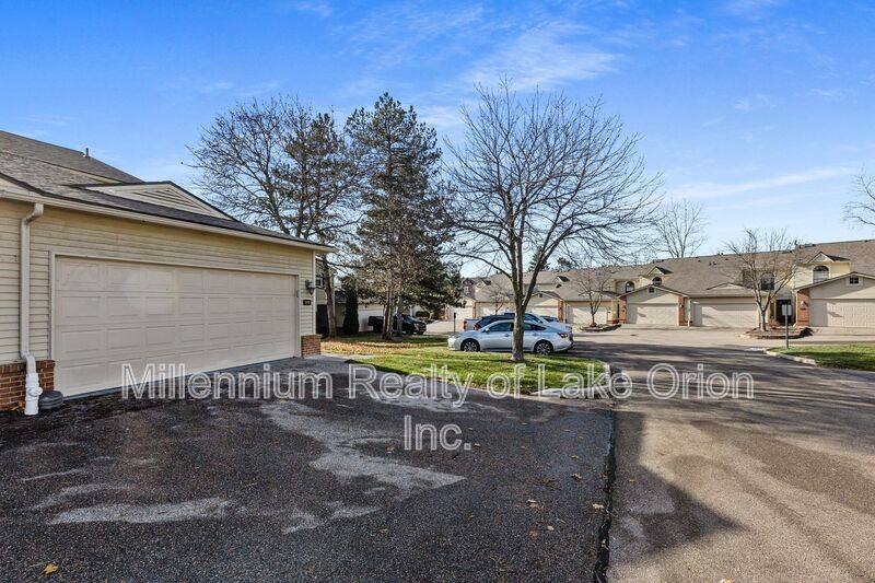 Condo for rent at 5611 Drake Hollow Dr, West Bloomfield, MI 48322
