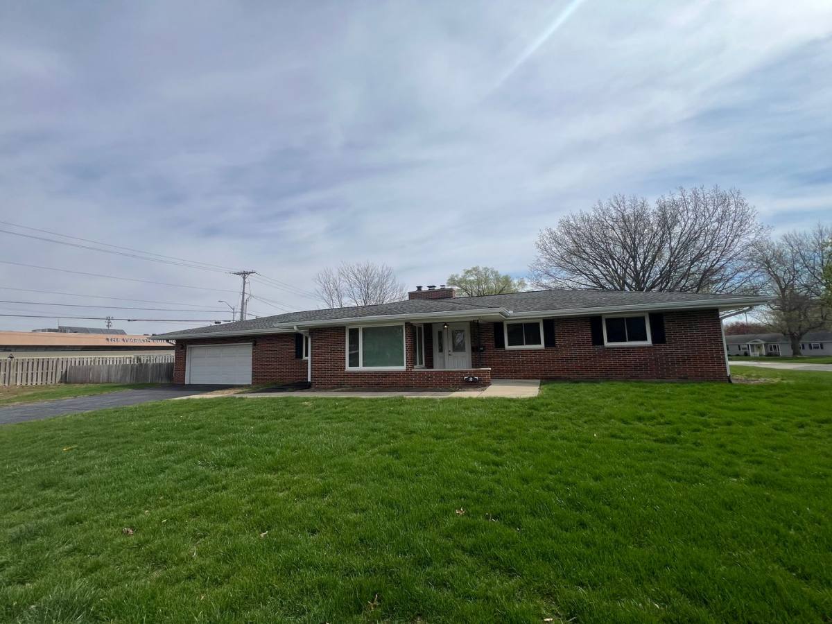 House for rent at 2 Robinhood Lane, Springfield, IL 62704