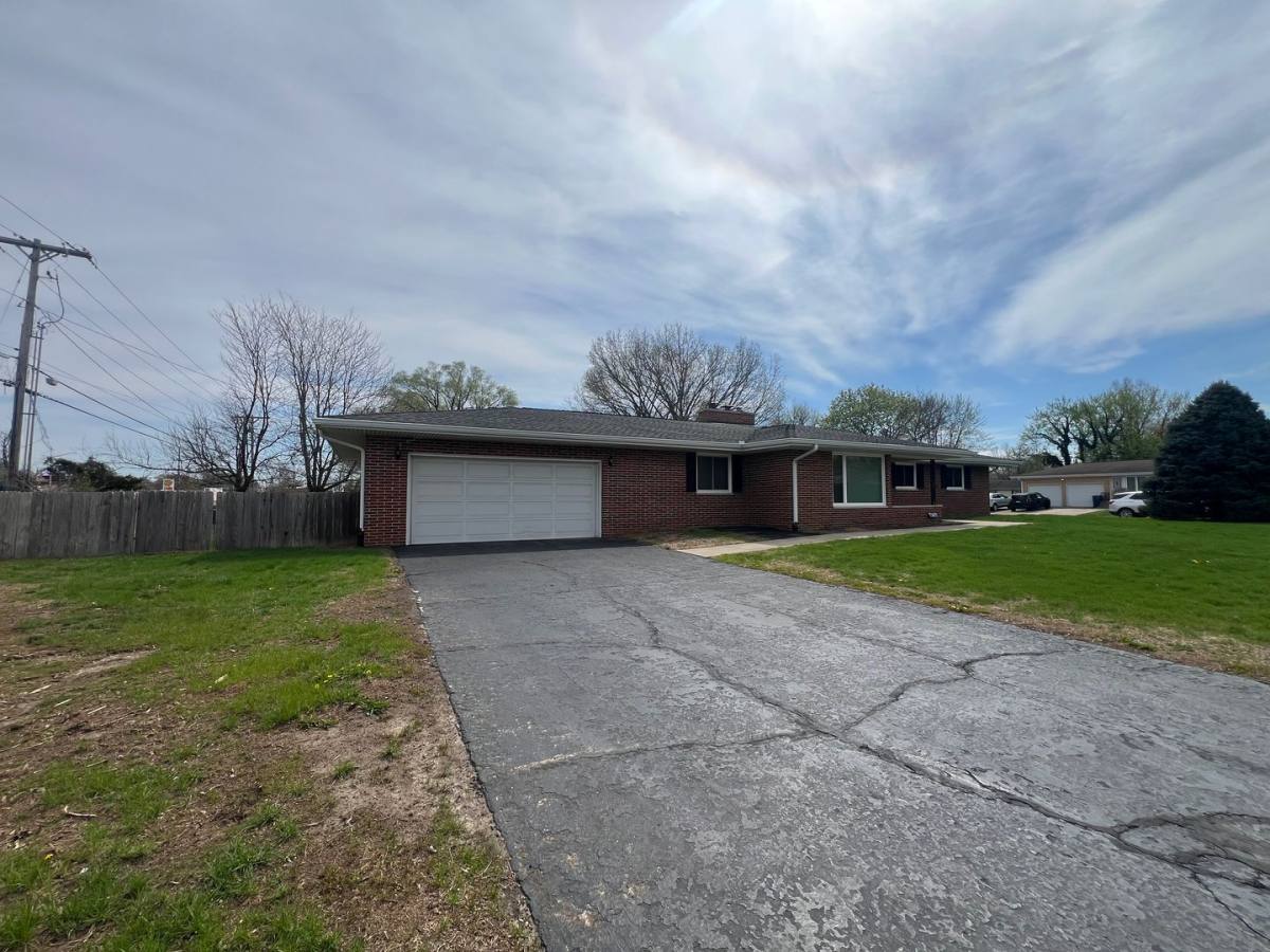 House for rent at 2 Robinhood Lane, Springfield, IL 62704