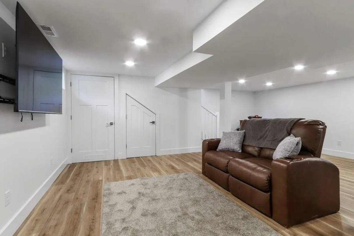 House for rent at 190 Dewey Ave, Fontana, WI 53125