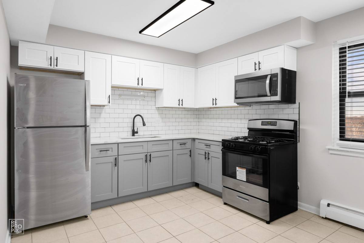 Apartment for rent at 5870 W Lake St, Chicago, IL 60644