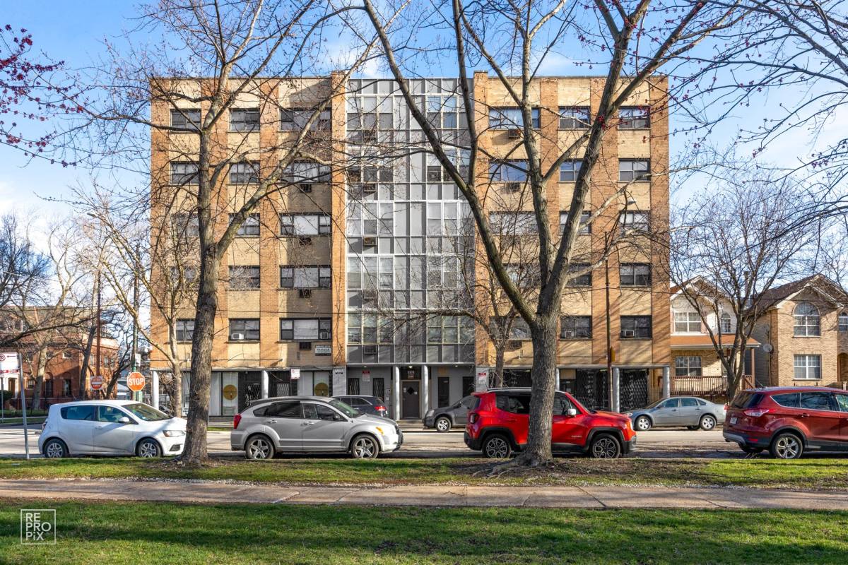 Apartment for rent at 5870 W Lake St, Chicago, IL 60644