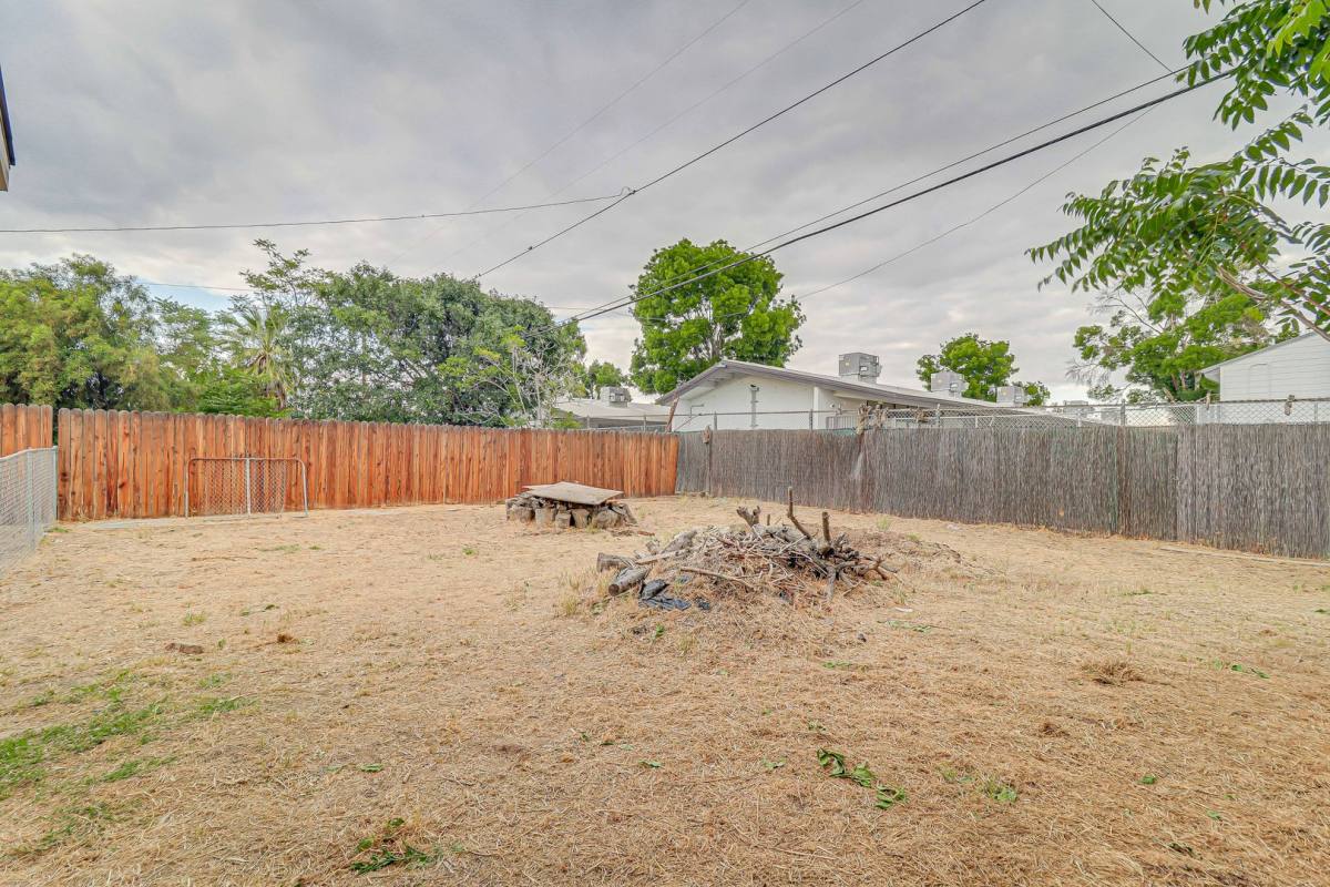 Townhouse for rent at 113 Bliss St, Bakersfield, CA 93307