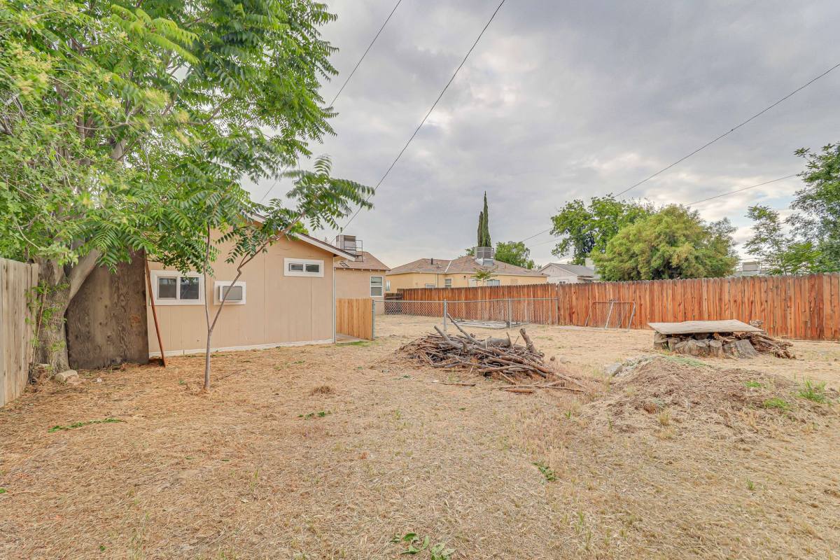 Townhouse for rent at 113 Bliss St, Bakersfield, CA 93307