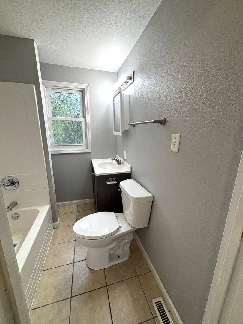 Townhouse for rent at 1272 W Mullan Ave, Waterloo, IA 50701