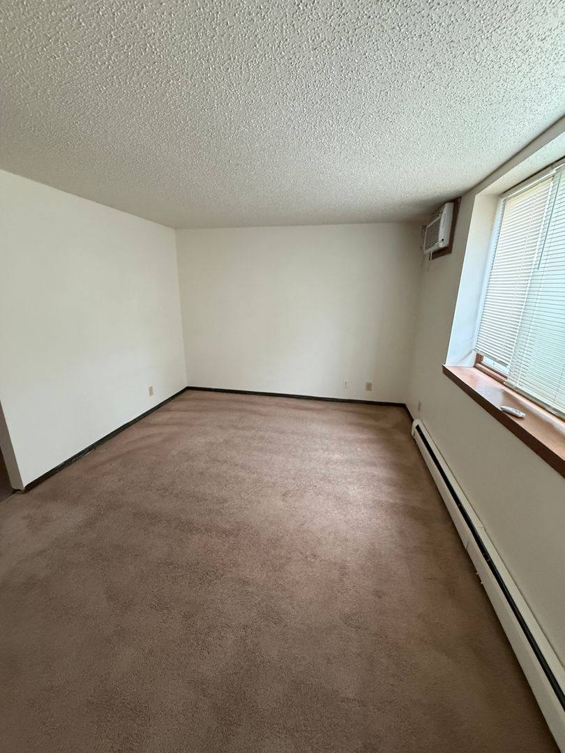 Apartment for rent at 407 5th St NW, Mason City, IA 50401