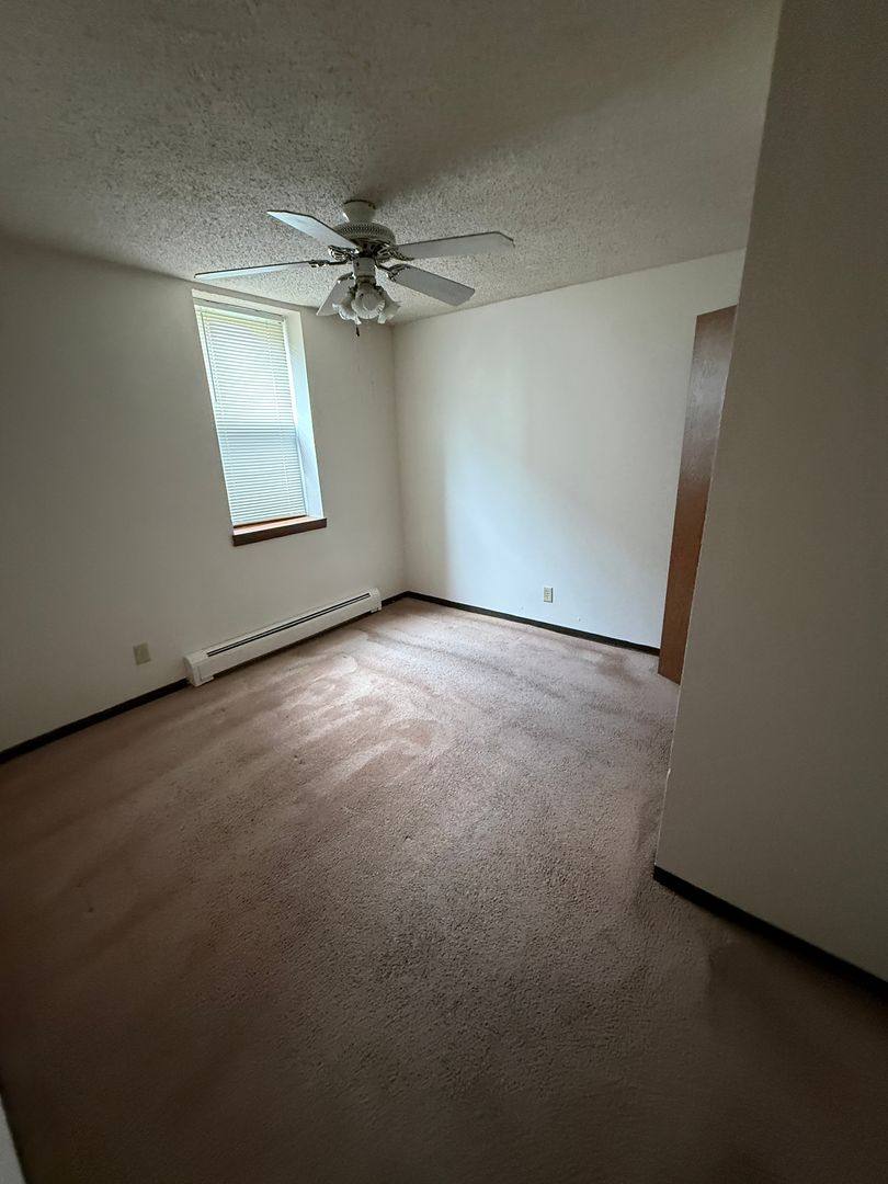 Apartment for rent at 407 5th St NW, Mason City, IA 50401