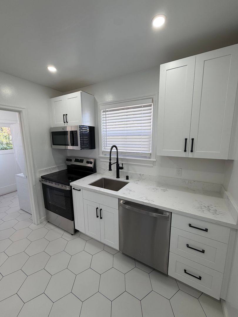 Apartment for rent at 128 Dartmouth Rd, San Mateo, CA 94402