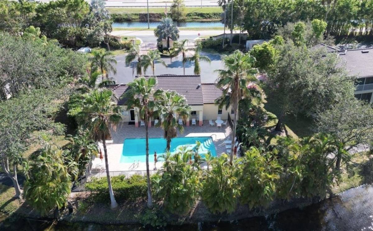 Apartment for rent at 200 Diamond Circle, Naples, FL 34110