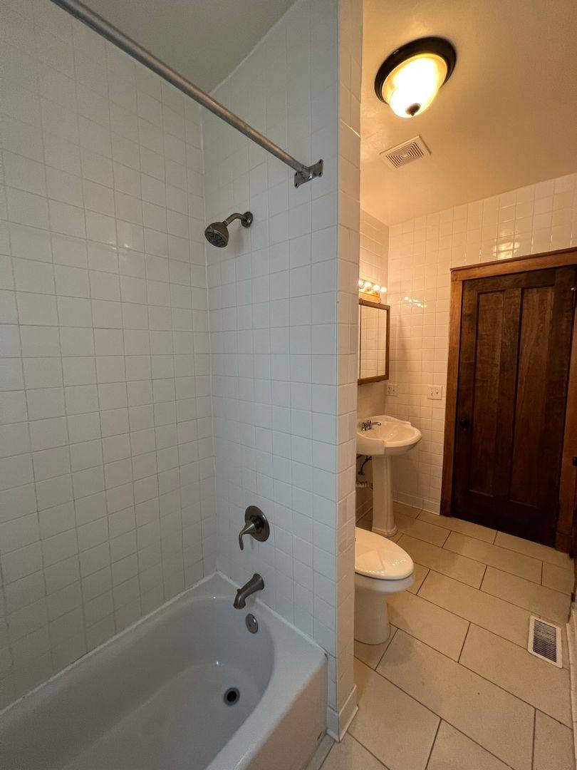 Apartment for rent at 1535 W Addison, Chicago, IL 60613