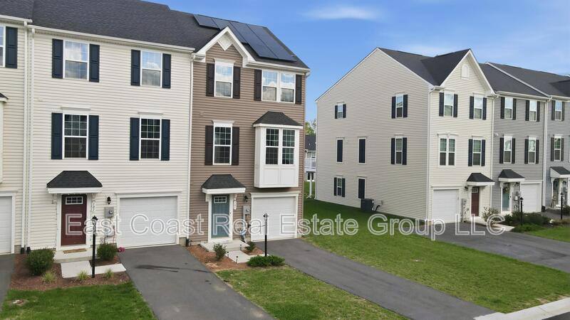 Townhouse for rent at 105 Dripping Spring Dr, Hedgesville, WV 25427