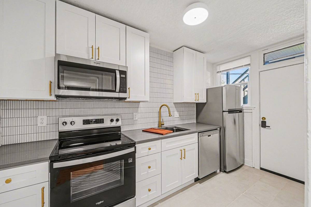 Apartment for rent at 516-526 W 39th Terrace, Kansas City, MO 64111