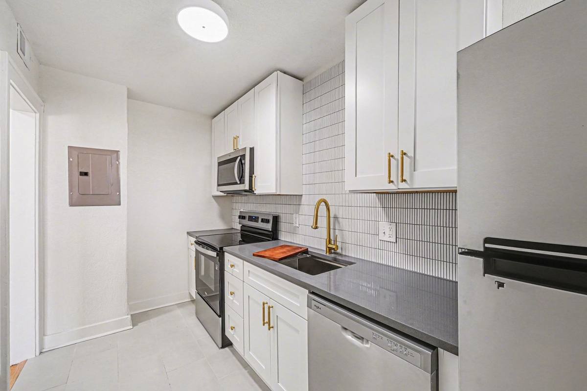 Apartment for rent at 516-526 W 39th Terrace, Kansas City, MO 64111