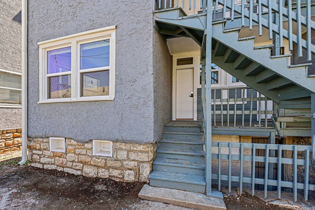 Apartment for rent at 516-526 W 39th Terrace, Kansas City, MO 64111