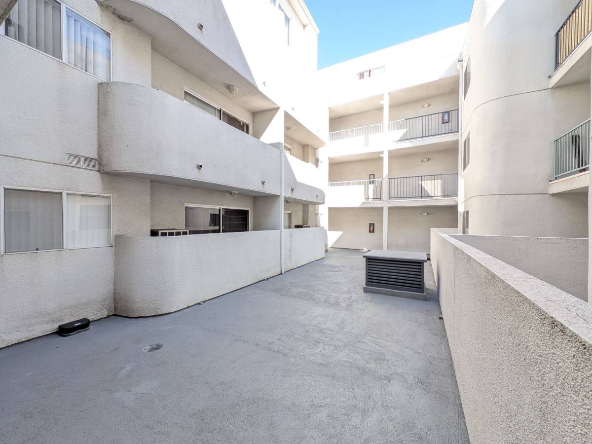 Apartment for rent at 864 S New Hampshire Ave, Los Angeles, CA 90005