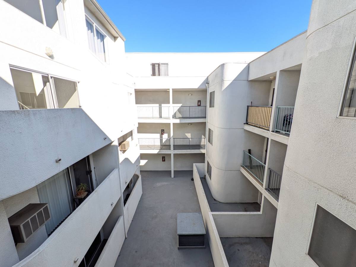 Apartment for rent at 864 S New Hampshire Ave, Los Angeles, CA 90005