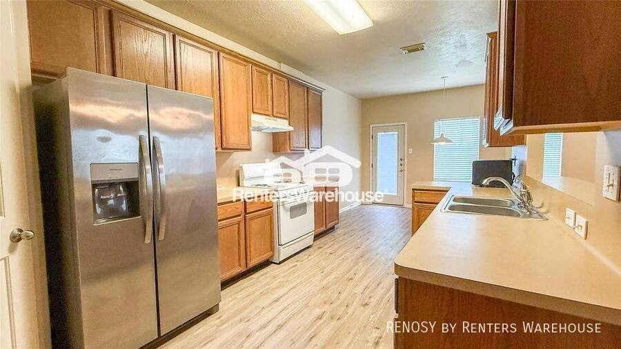 Townhouse for rent at 5127 Prosperity Circle, Houston, TX 77018