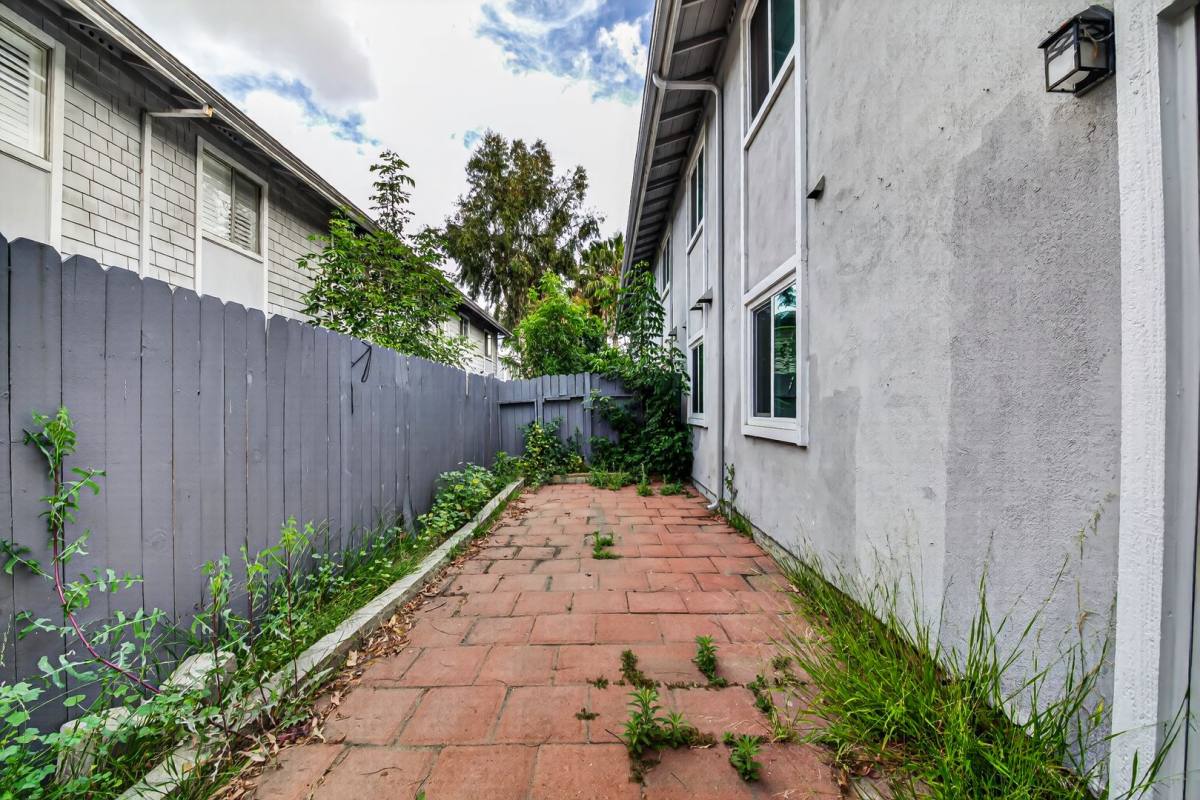 Apartment for rent at 1250 S Brookhurst, Anaheim, CA 92804