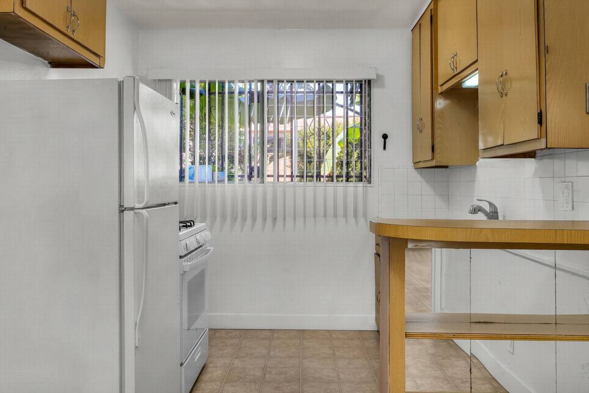Apartment for rent at 4926 August St, Los Angeles, CA 90008
