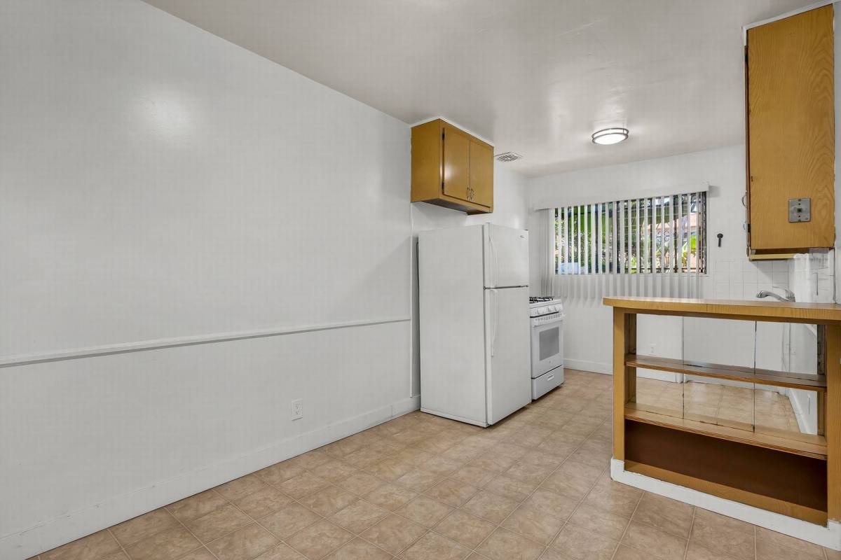 Apartment for rent at 4926 August St, Los Angeles, CA 90008