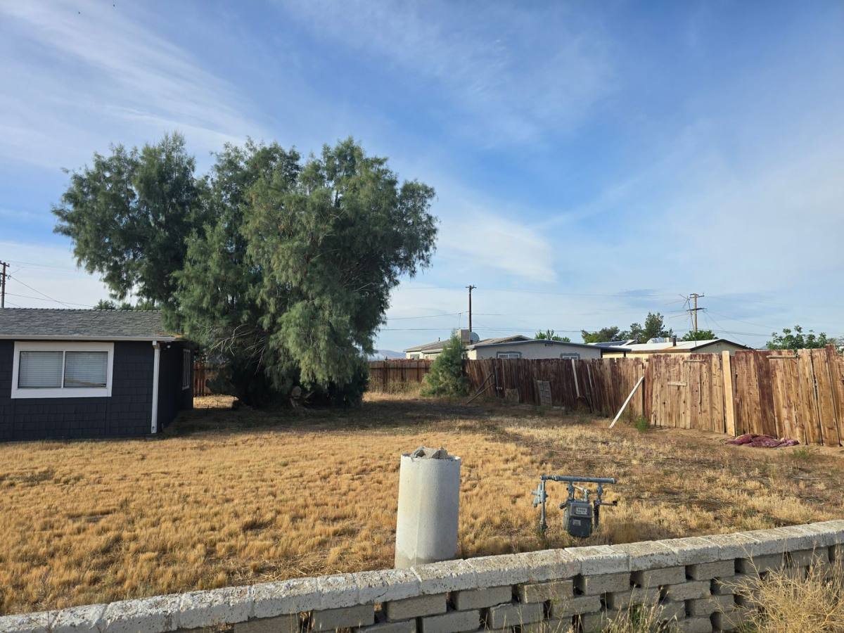 Townhouse for rent at 6701 Mountain View Ave, Inyokern, CA 93527
