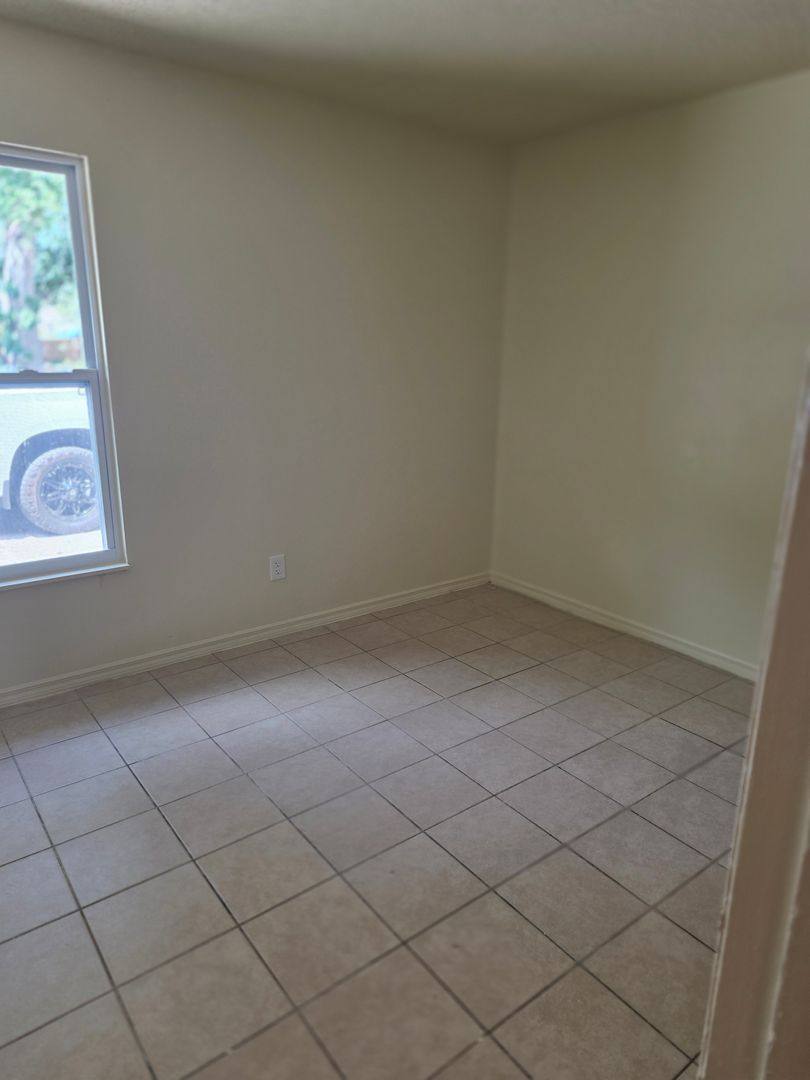 Apartment for rent at 718 26th Ave E, Bradenton, FL 34205