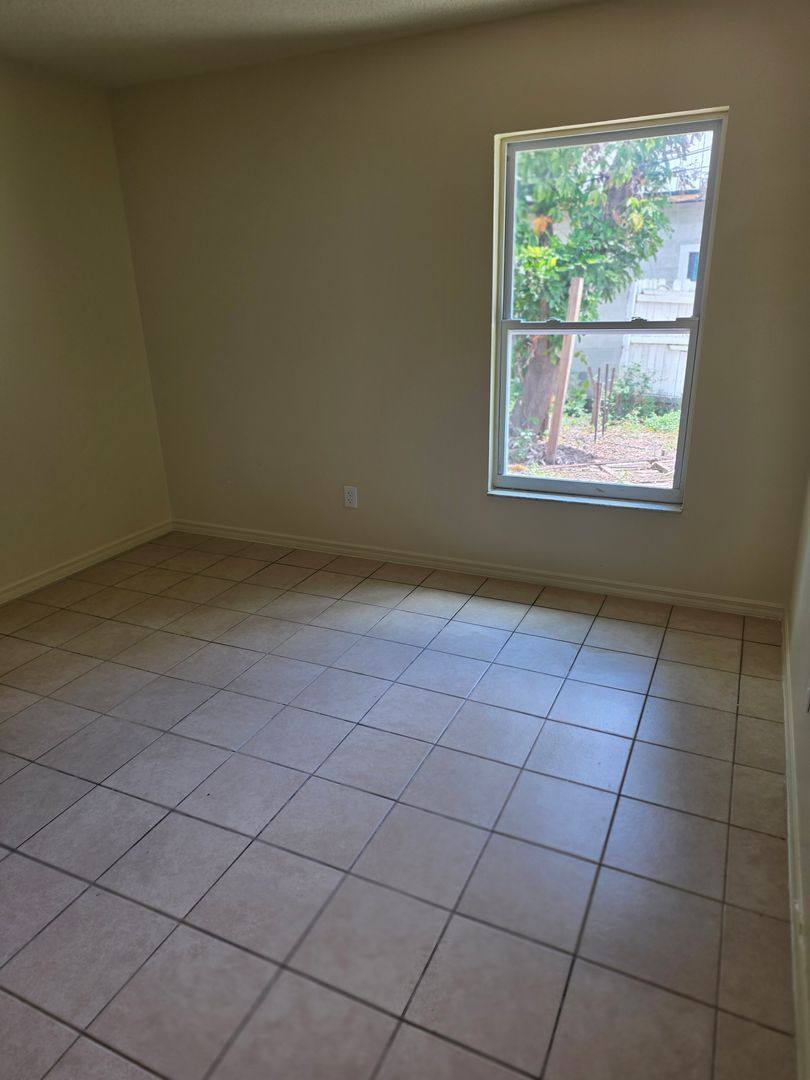 Apartment for rent at 718 26th Ave E, Bradenton, FL 34205
